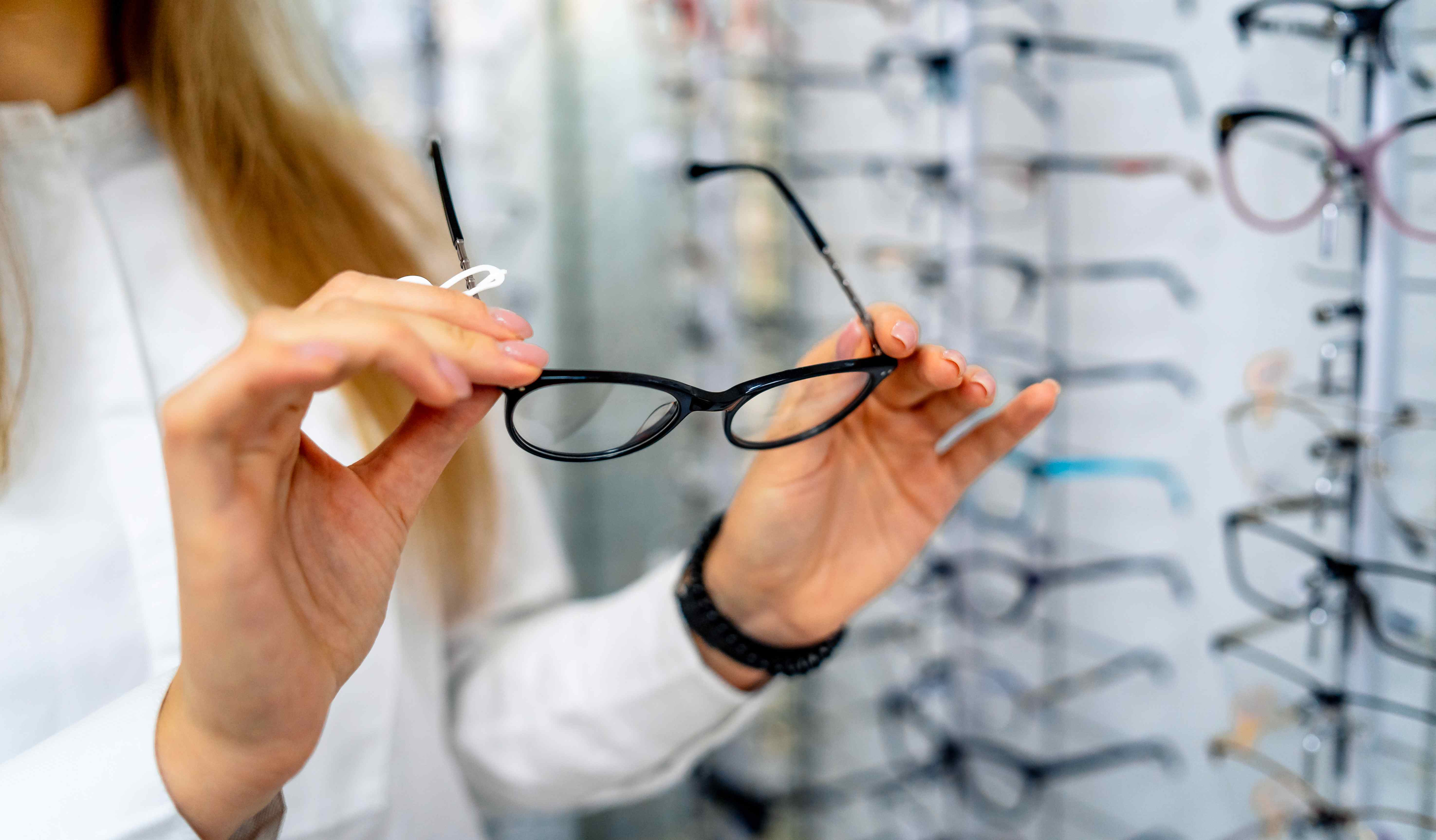 Korekcijska očala v roki – Optika Aleksandra